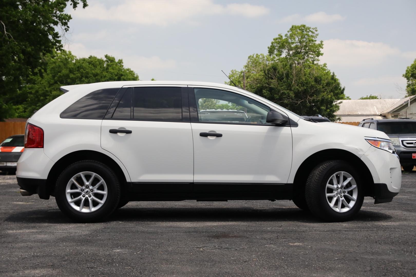 2013 WHITE FORD EDGE SE FWD (2FMDK3GC4DB) with an 3.5L V6 DOHC 24V engine, 6-SPEED AUTOMATIC transmission, located at 420 E. Kingsbury St., Seguin, TX, 78155, (830) 401-0495, 29.581060, -97.961647 - Photo#3